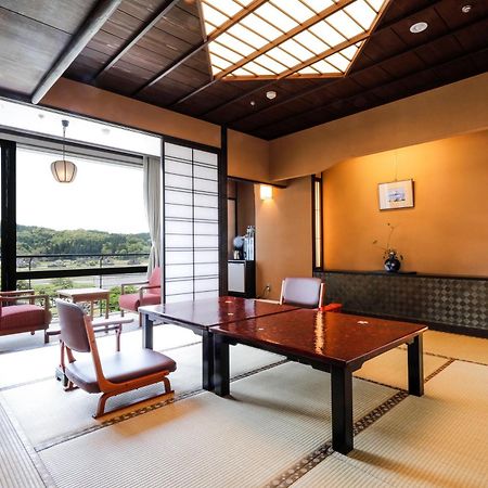 Отель Yamashiro Onsen Miyabi No Yado Kaga Hyakumangoku Экстерьер фото