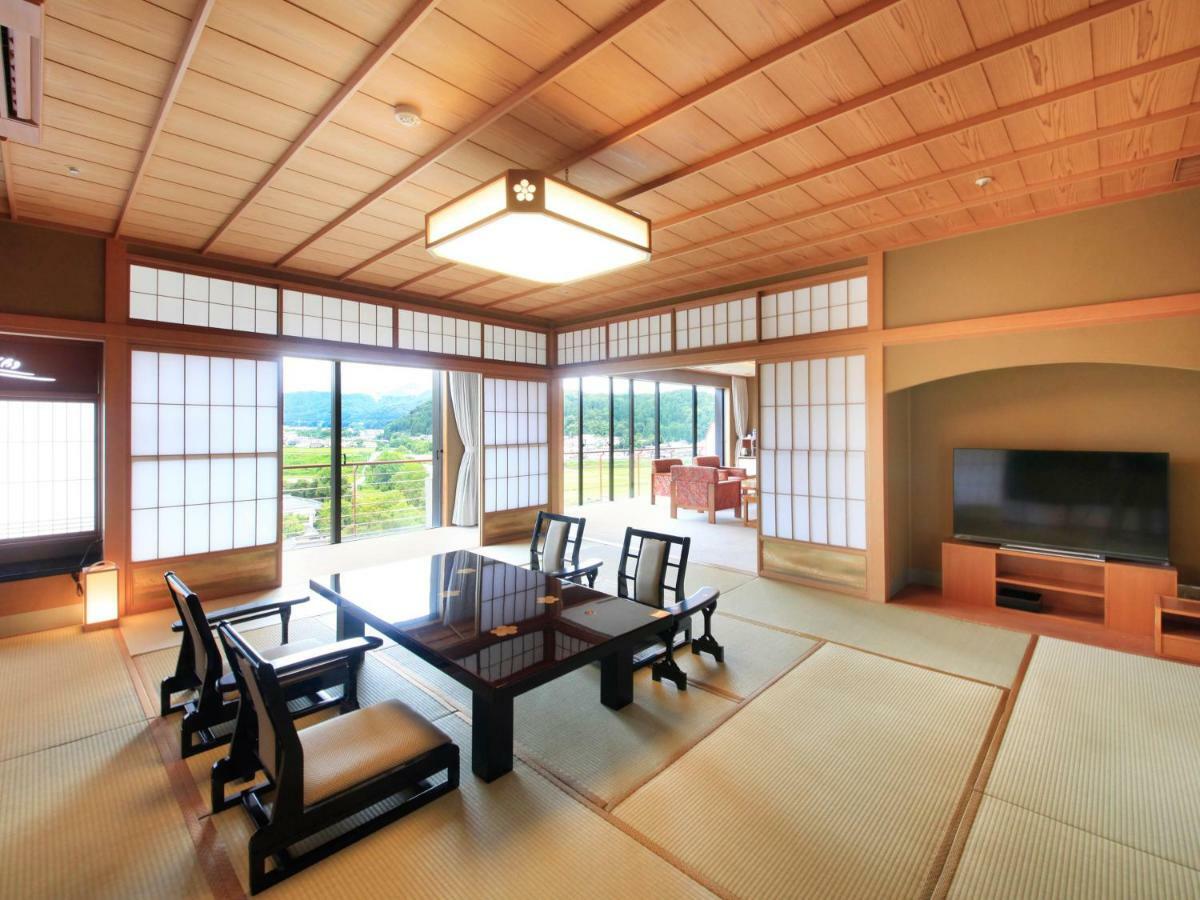 Отель Yamashiro Onsen Miyabi No Yado Kaga Hyakumangoku Экстерьер фото