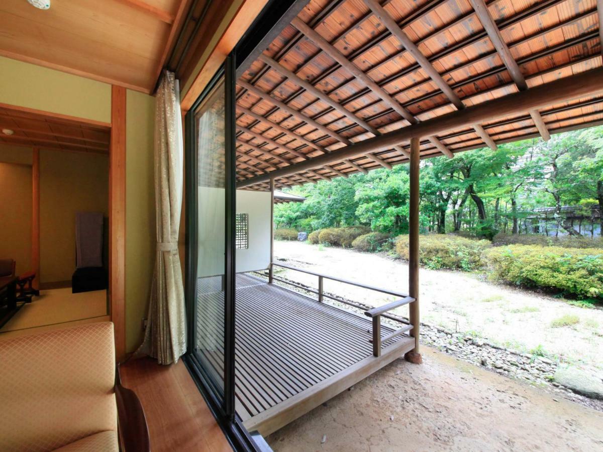 Отель Yamashiro Onsen Miyabi No Yado Kaga Hyakumangoku Экстерьер фото
