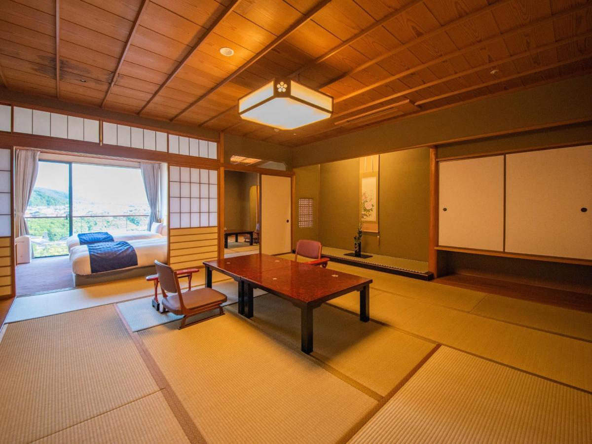 Отель Yamashiro Onsen Miyabi No Yado Kaga Hyakumangoku Экстерьер фото